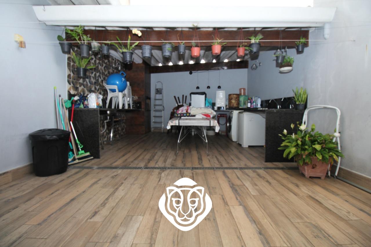 Quintal com churrasqueira 