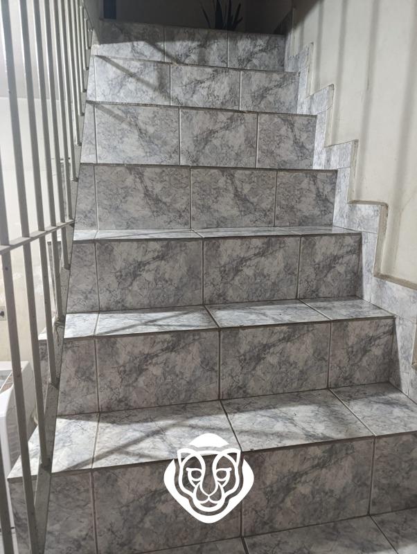 Escada acesso dormitório edícula