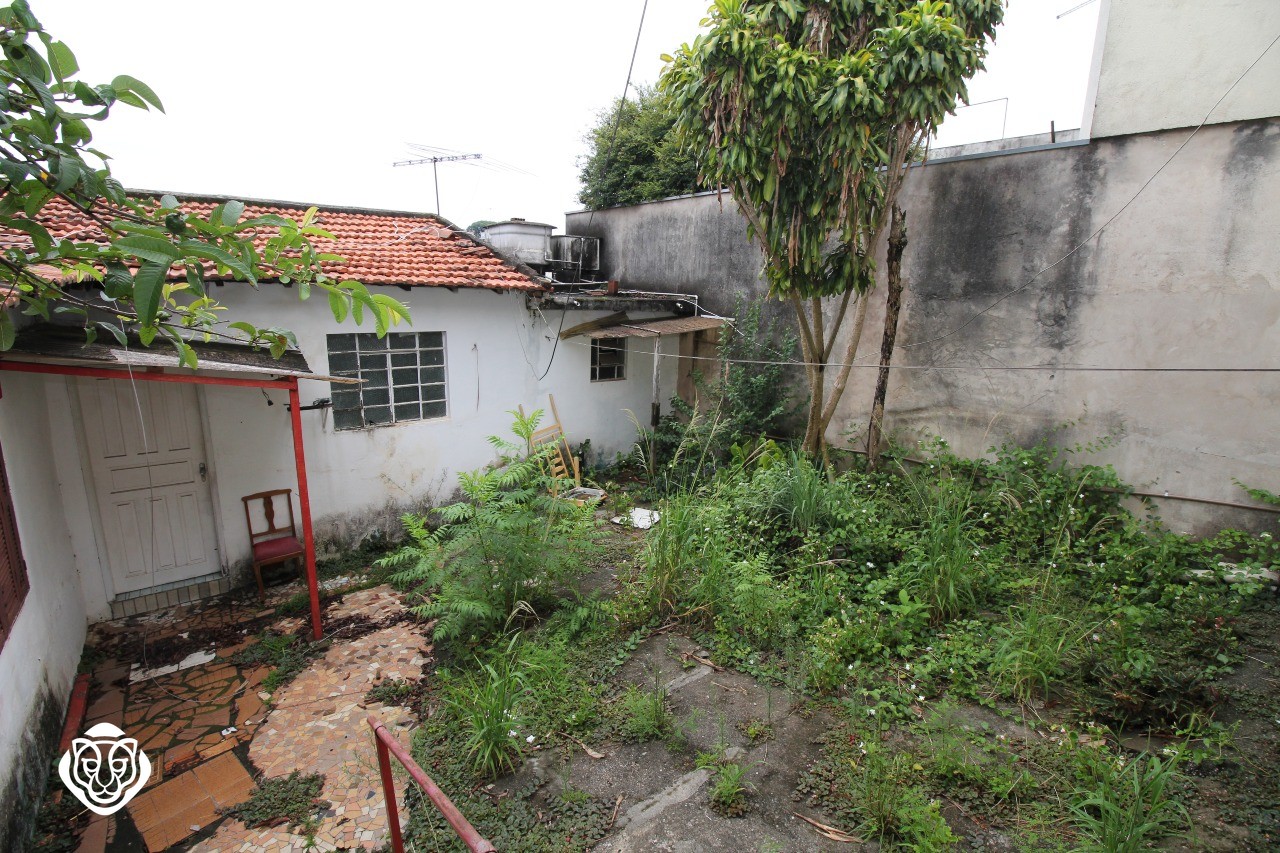 Quintal com edícula