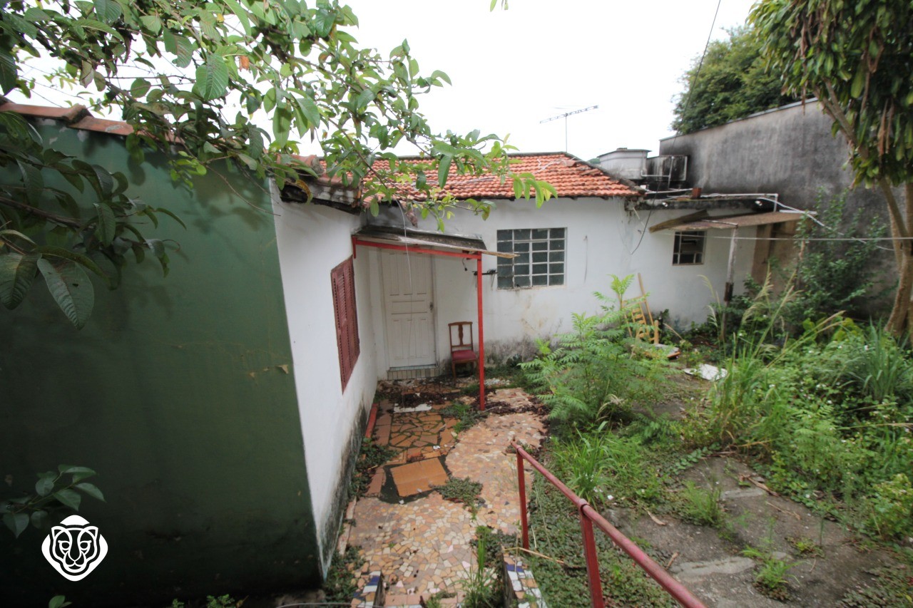 Quintal com edícula