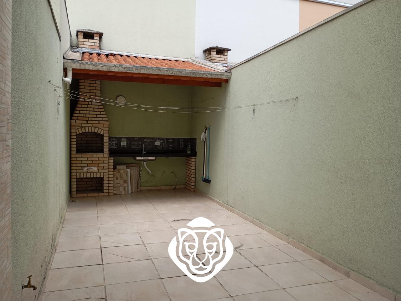 Quintal e churrasqueira