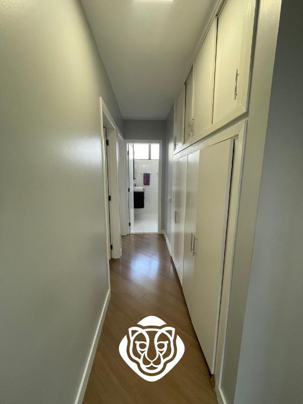 Corredor dos dormitórios com armários