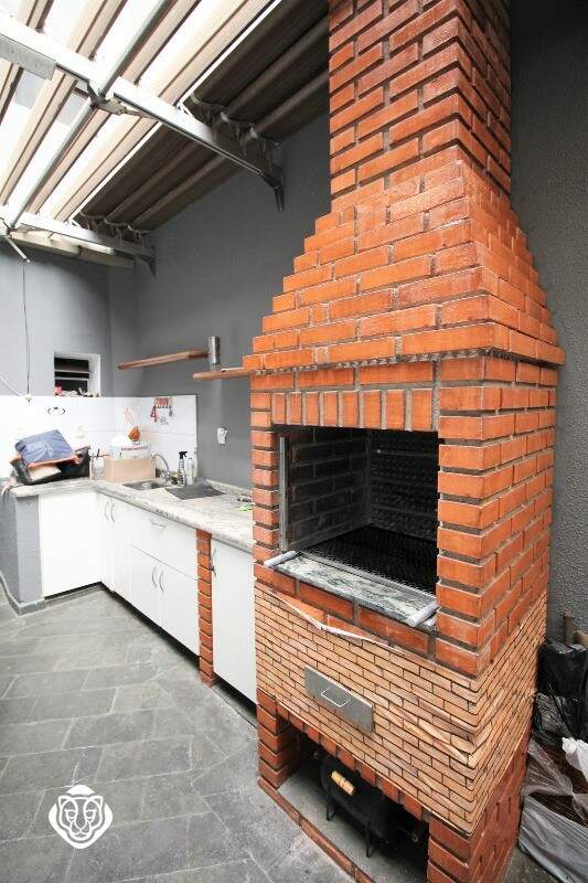 Quintal com churrasqueira 