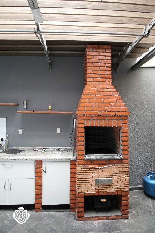 Quintal com churrasqueira 