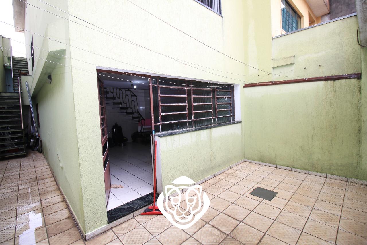 Quintal com churrasqueira 