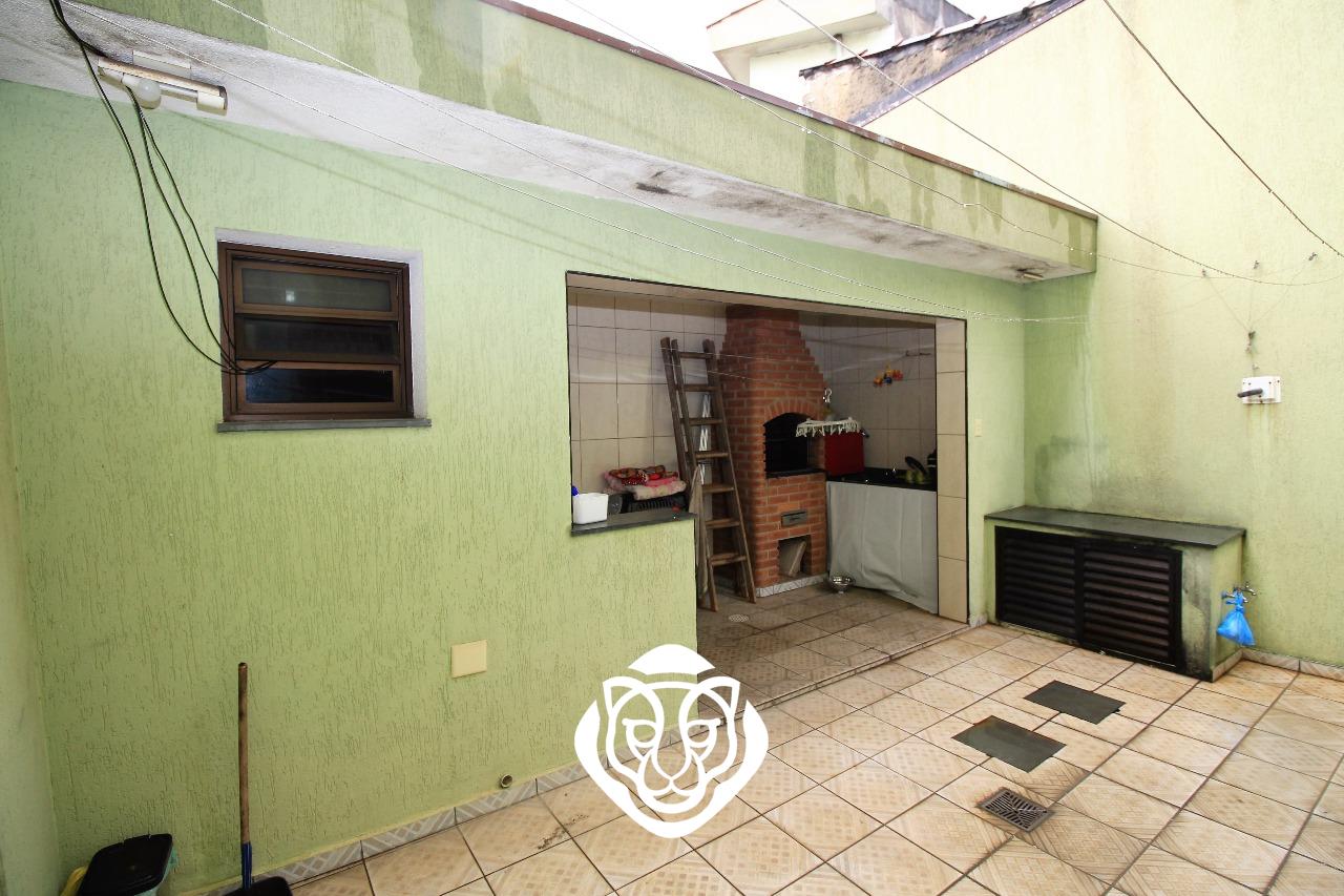 Quintal com churrasqueira 