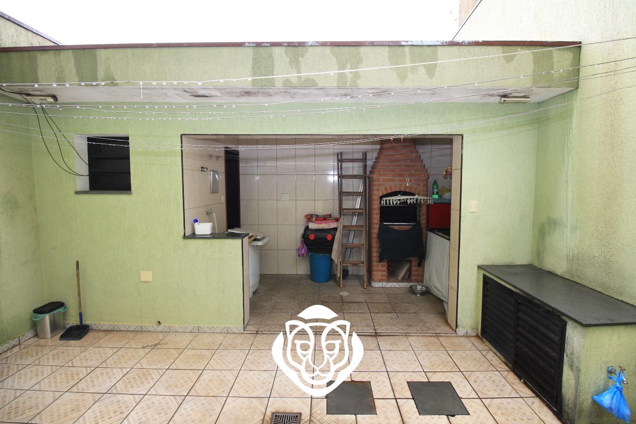 Quintal com churrasqueira 