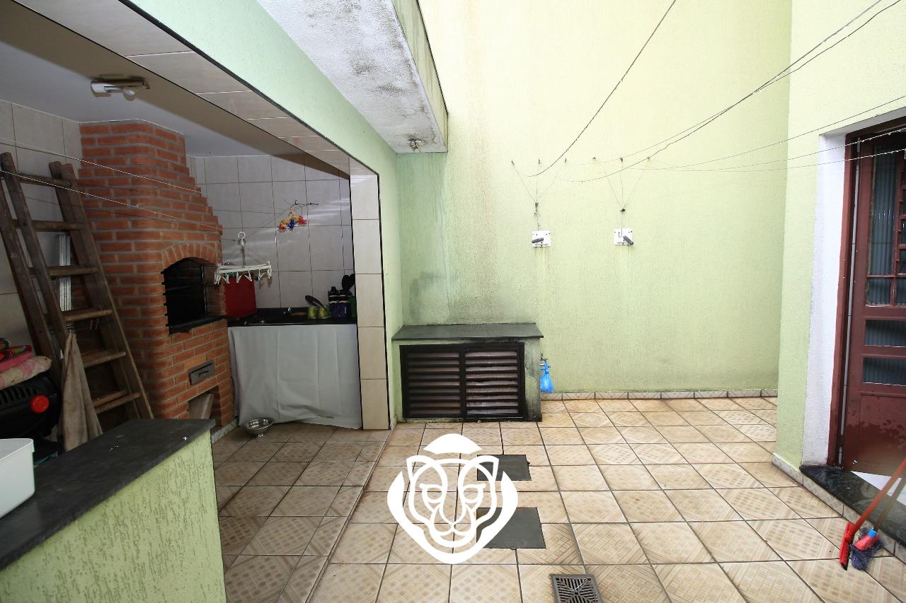 Quintal com churrasqueira 