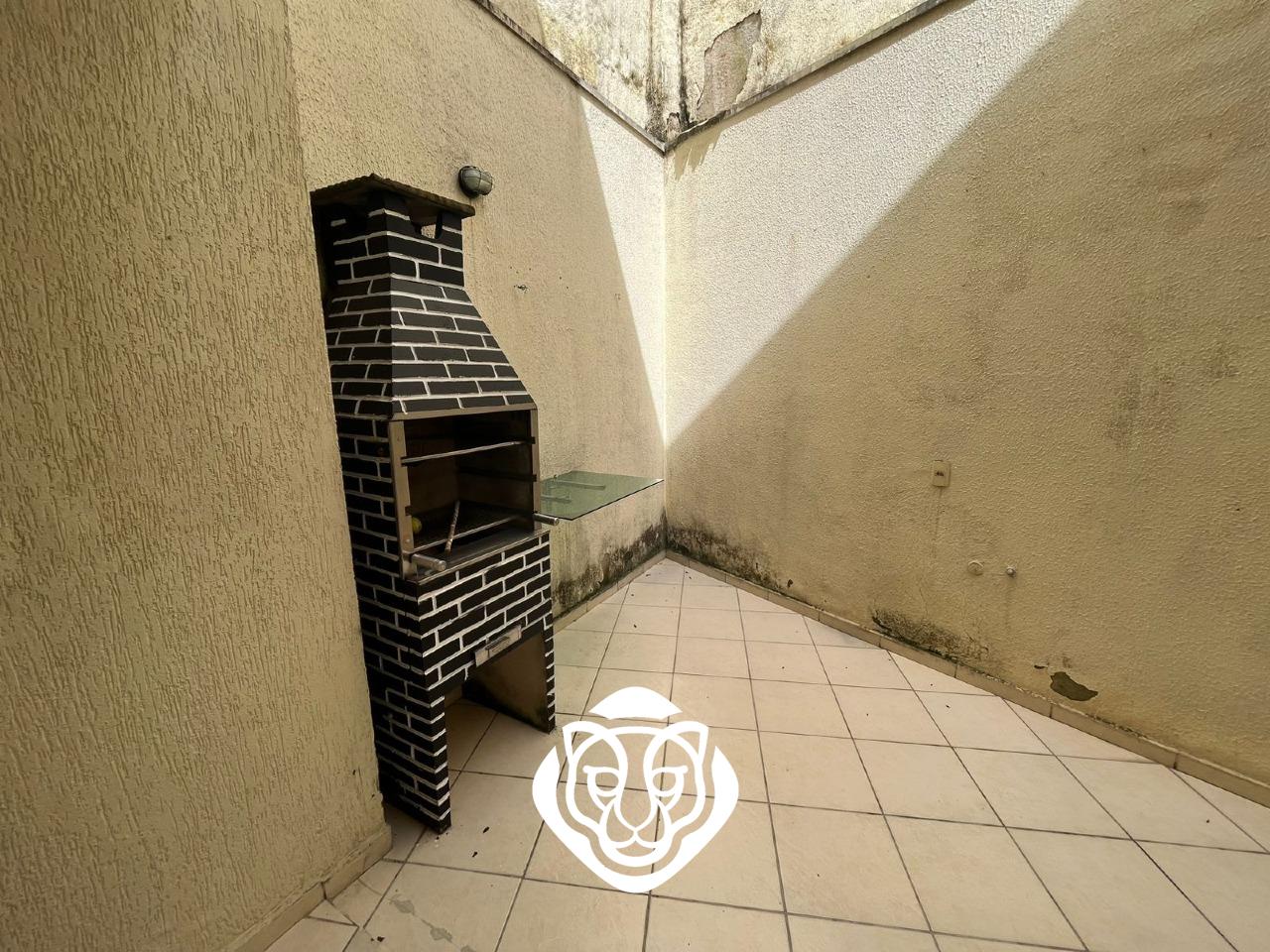 Quintal com churrasqueira