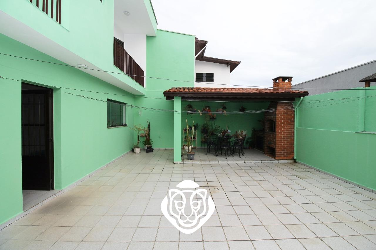 Quintal com churrasqueira 