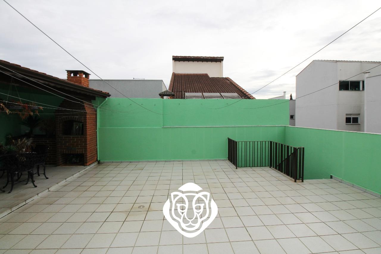 Quintal com churrasqueira 