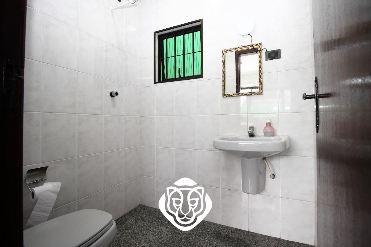 Área de serviço com banheiro