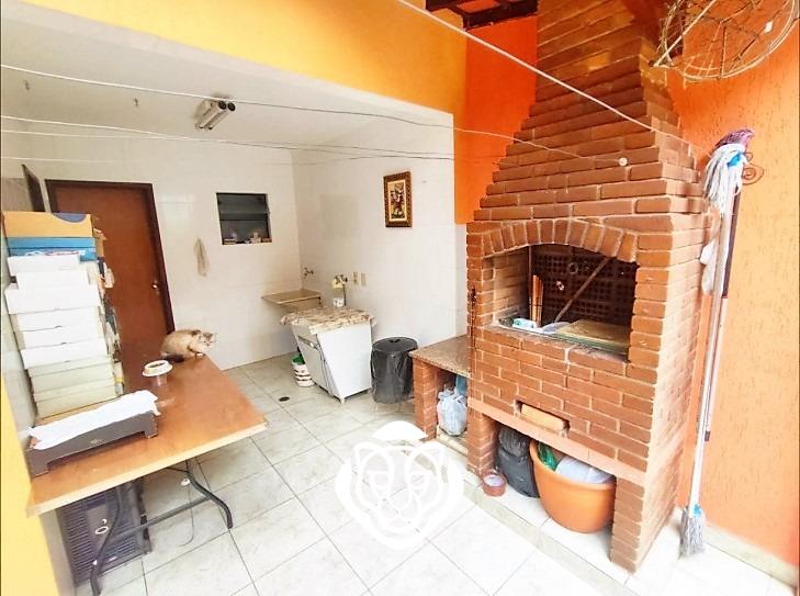 Quintal com churrasqueira 