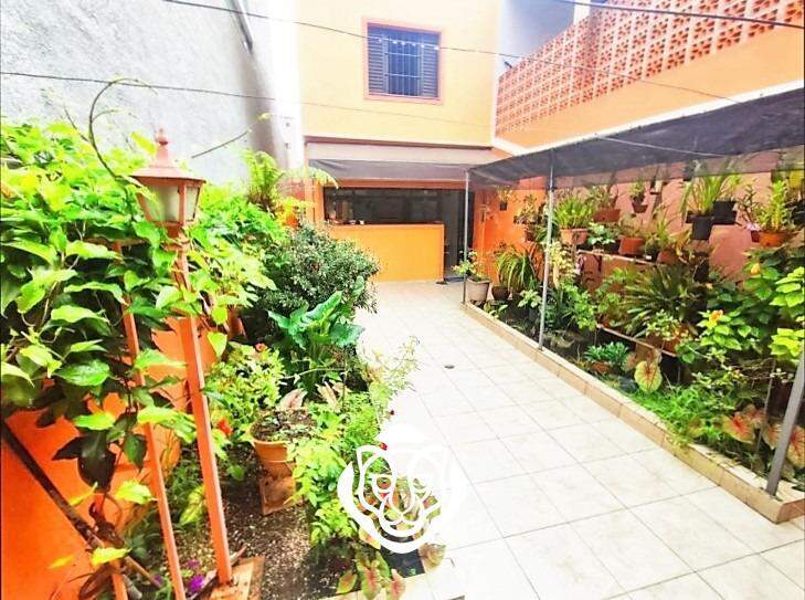 Quintal com churrasqueira 