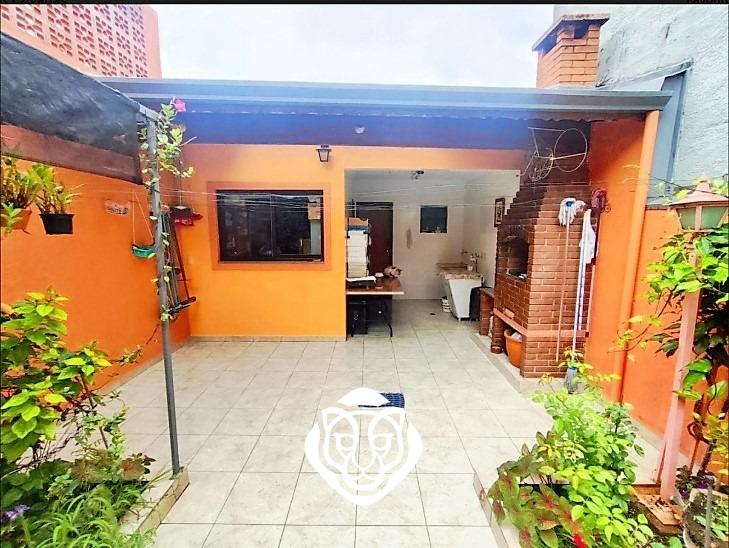 Quintal com churrasqueira 