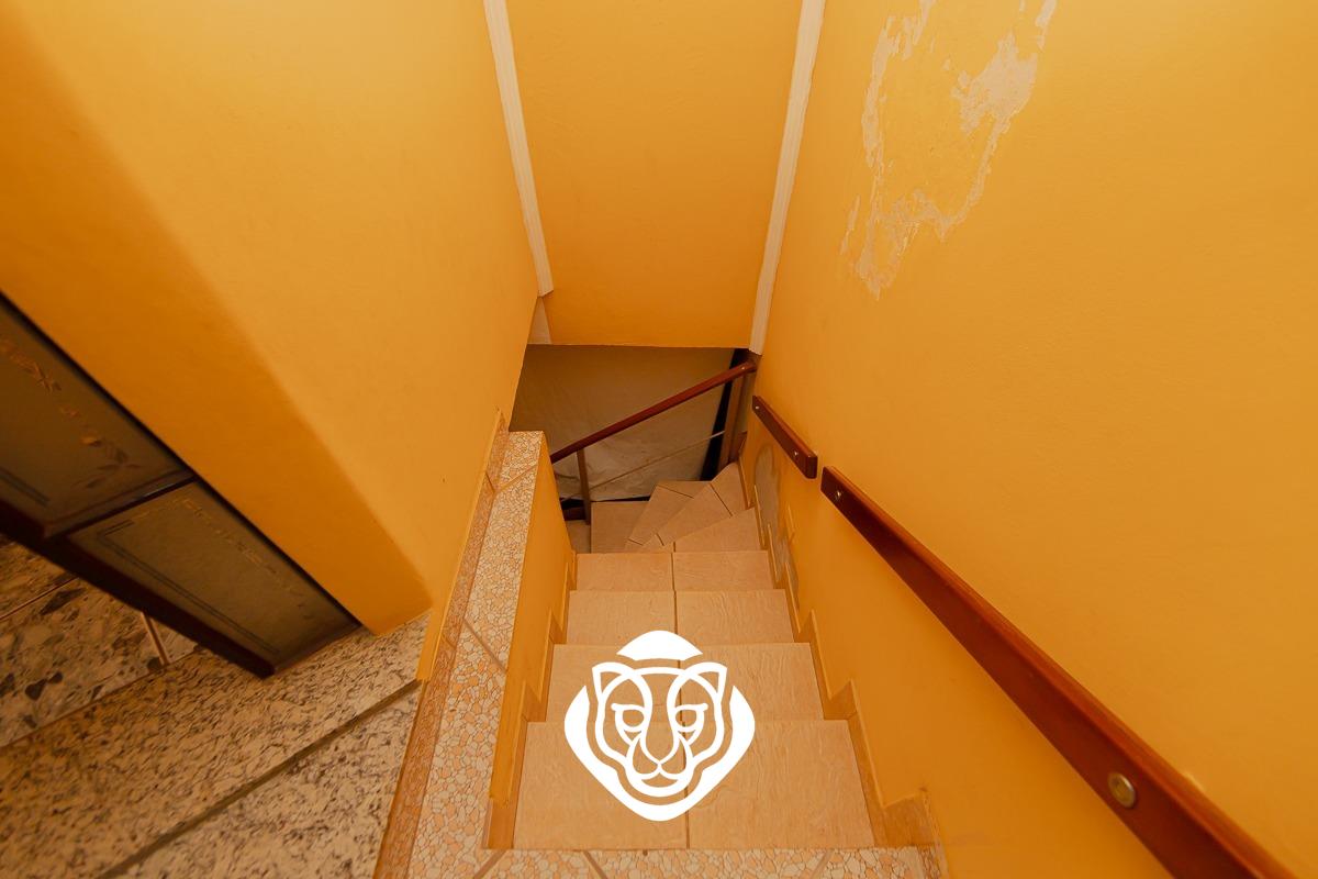 Escada e corredor lateral