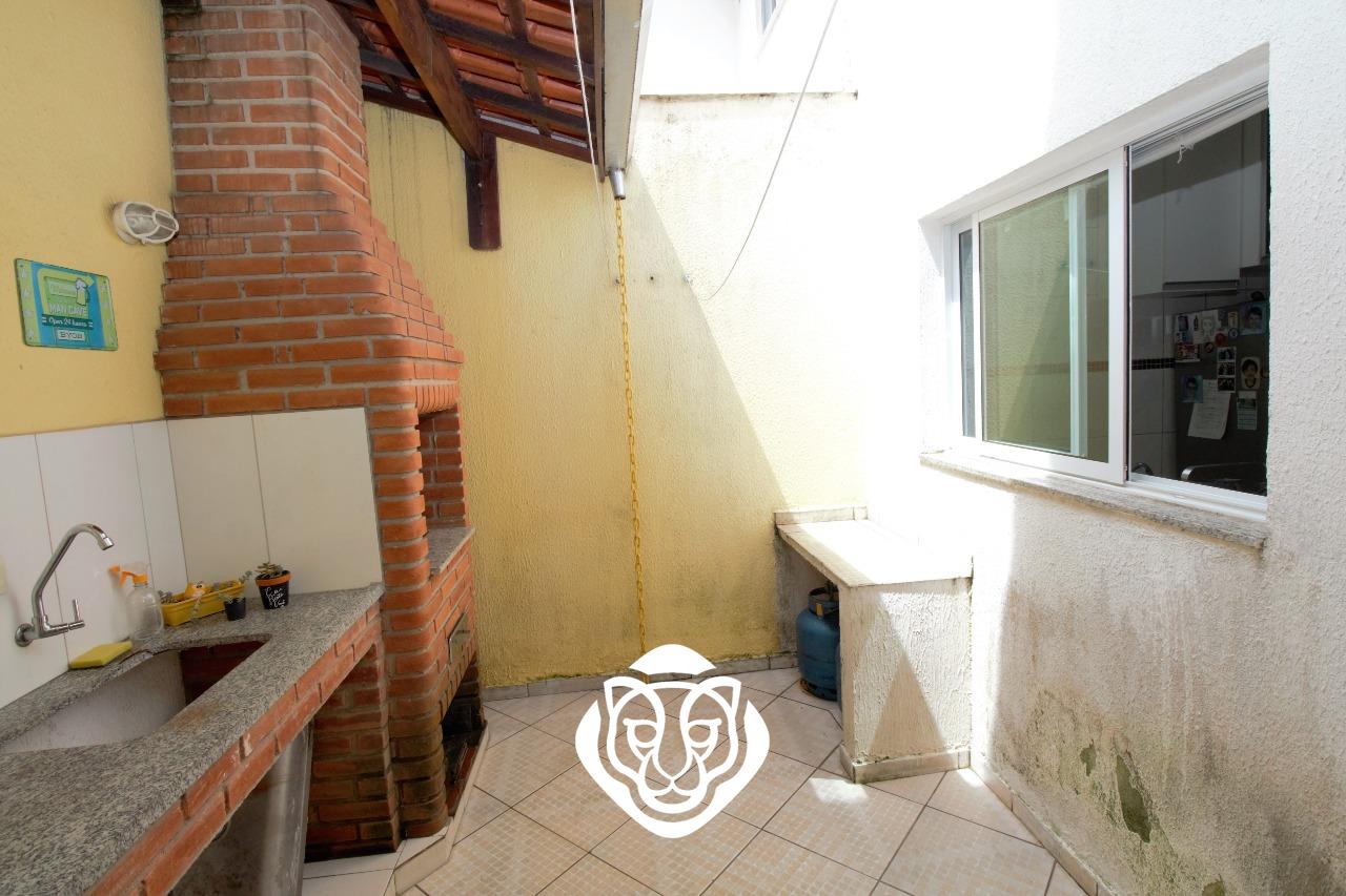 Quintal com churrasqueira 