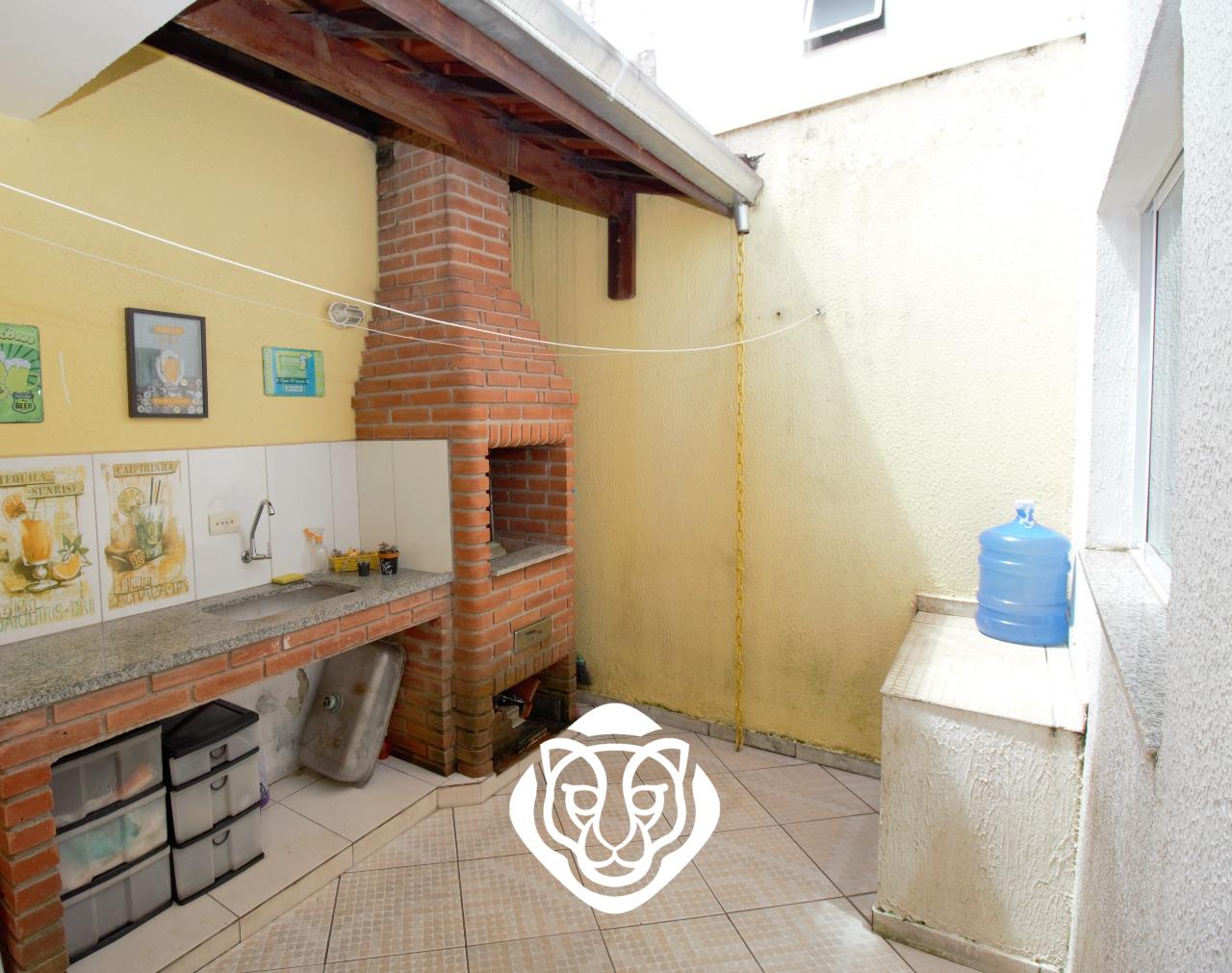 Quintal com churrasqueira 