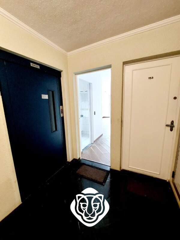 Hall apartamentos e elevador 