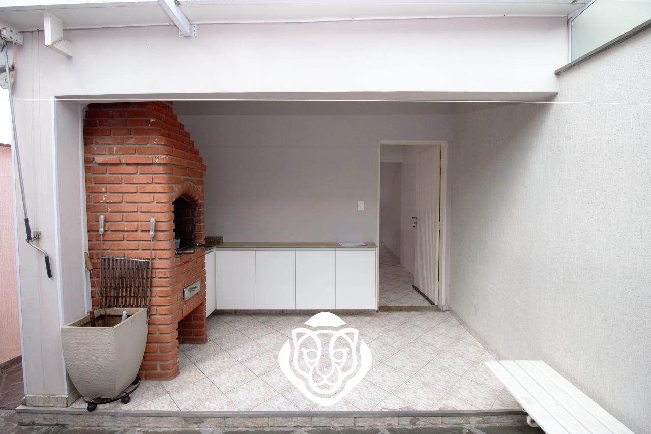 Quintal com churrasqueira 