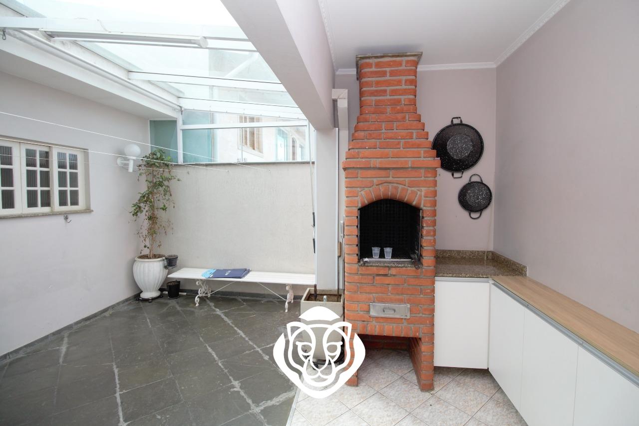 Quintal com churrasqueira 