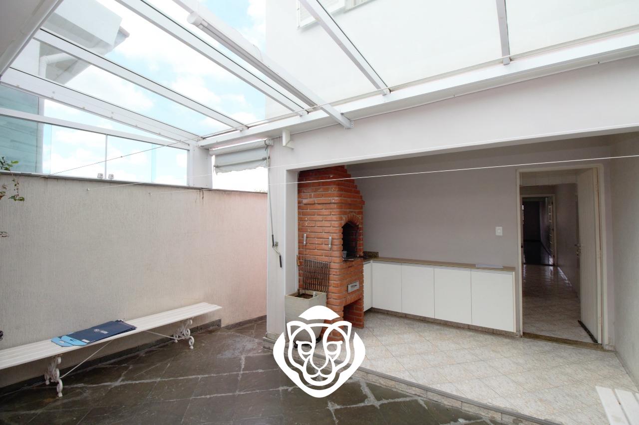 Quintal com churrasqueira 