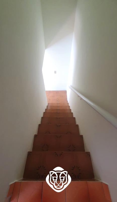 Escada de acesso aos dormitórios