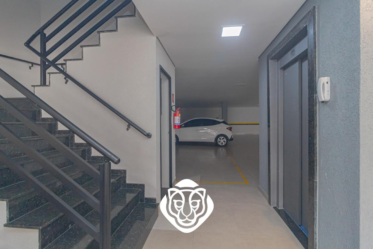 Escada e elevador de acesso