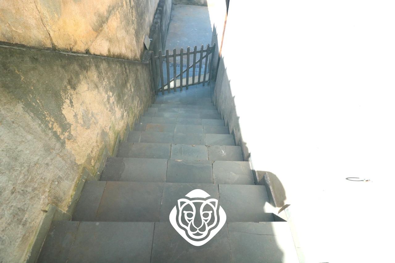 Escada de acesso a Área de serviço