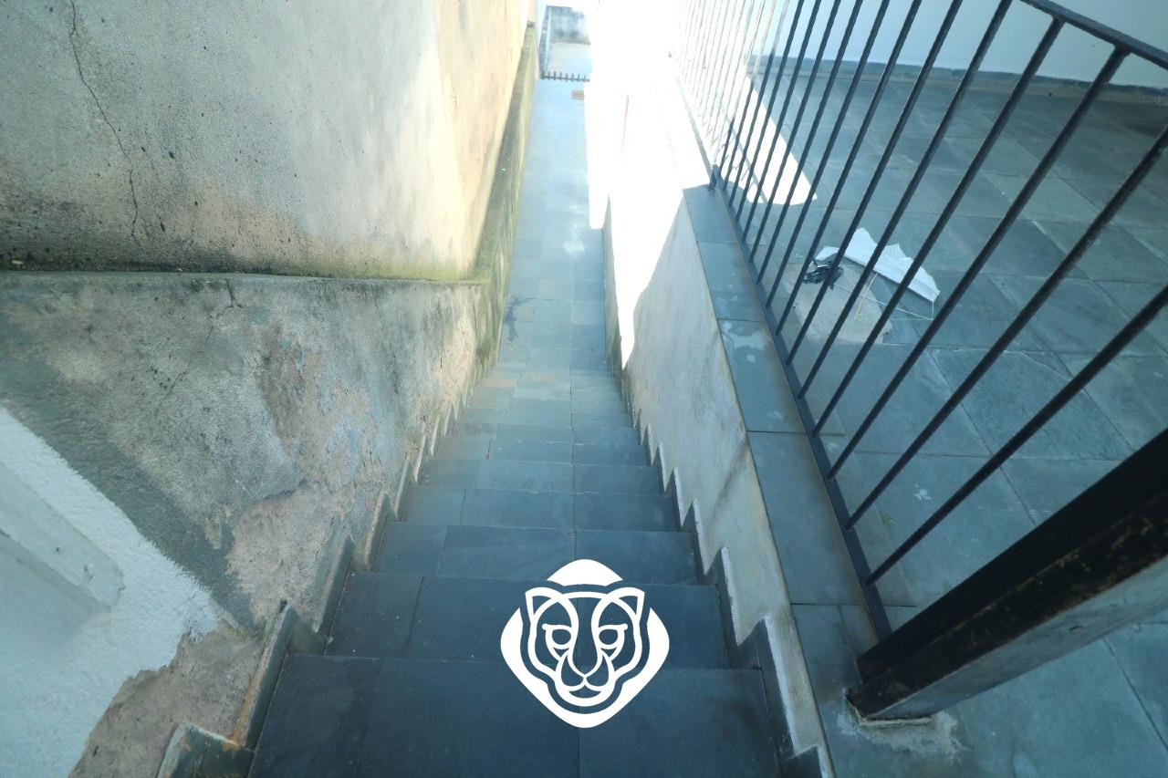 Escada de acesso ao imóvel