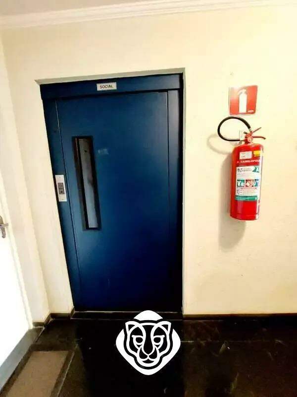Hall apartamentos elevador 
