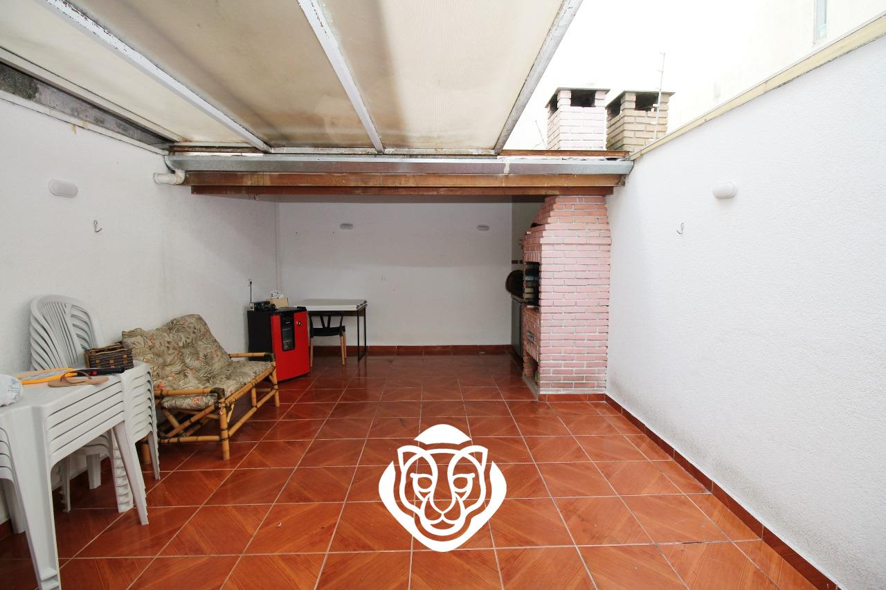 Quintal com churrasqueira 