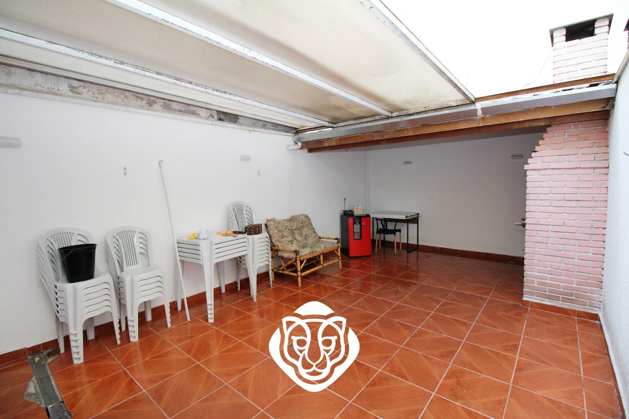 Quintal com churrasqueira 