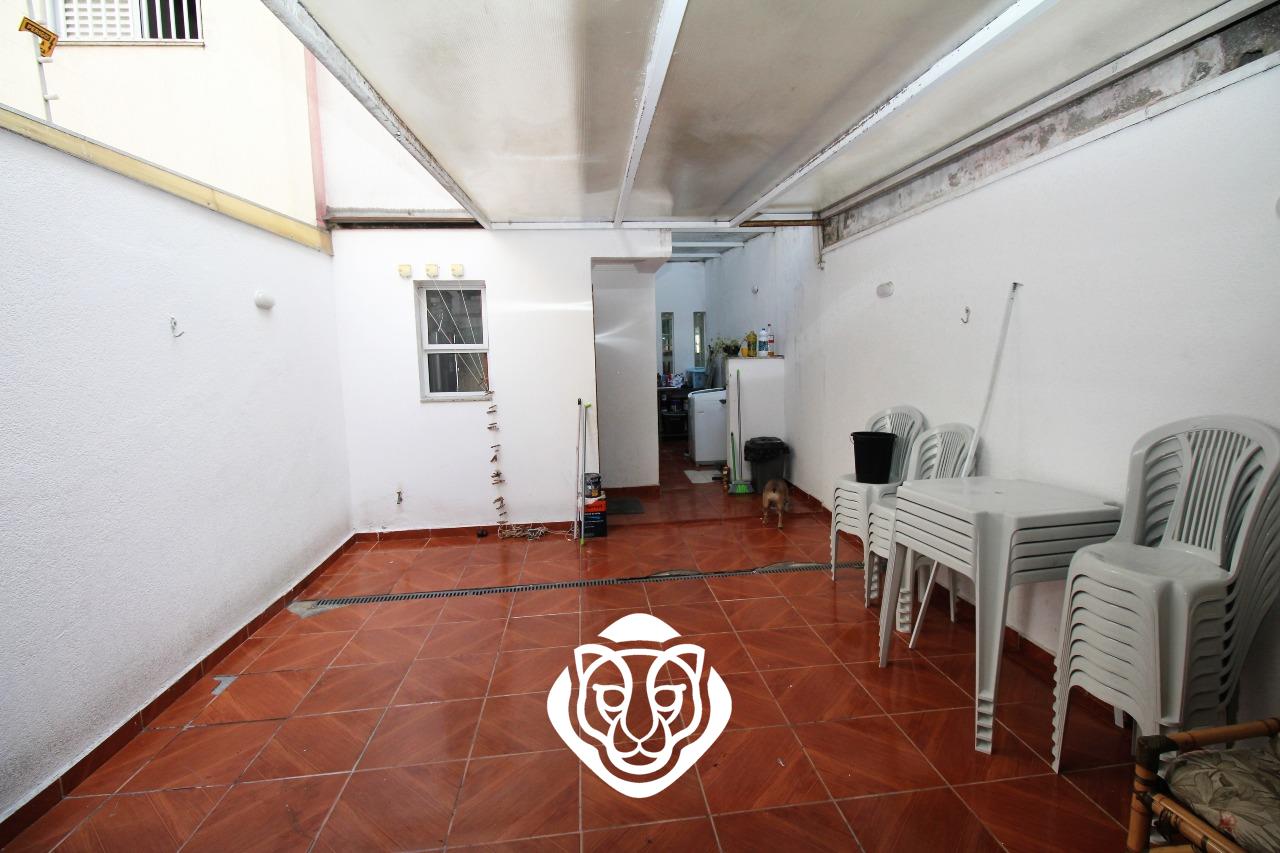 Quintal com churrasqueira 