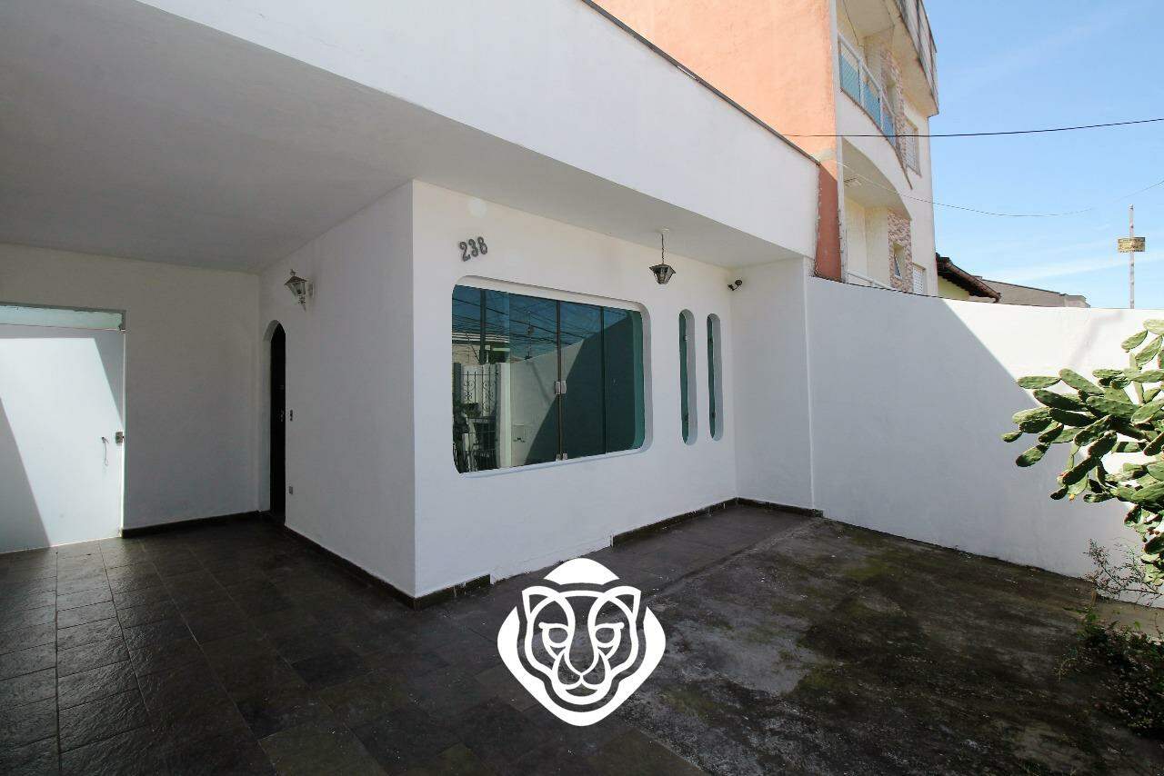Entrada lateral e garagem