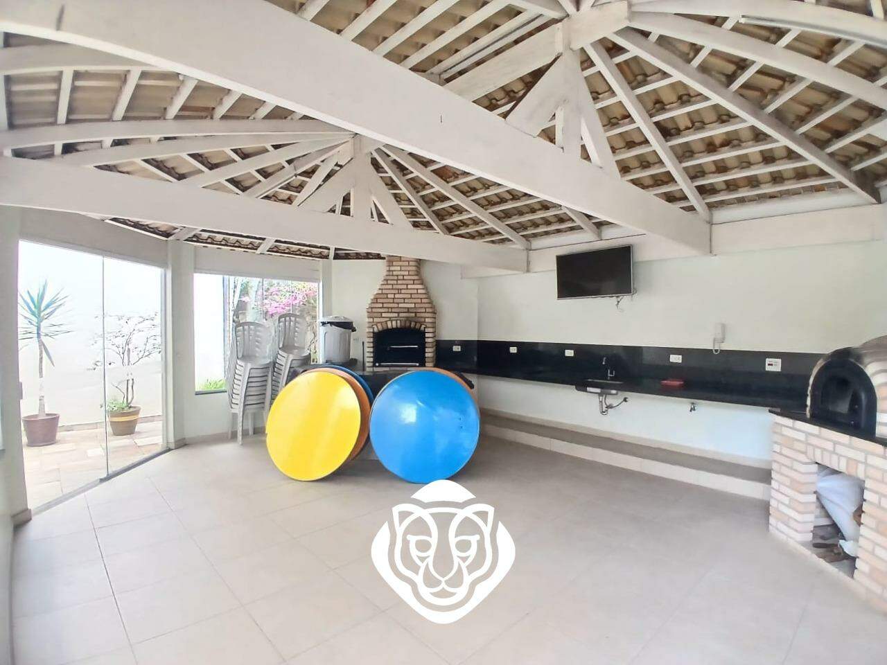 Área da churrasqueira e forno de pizza