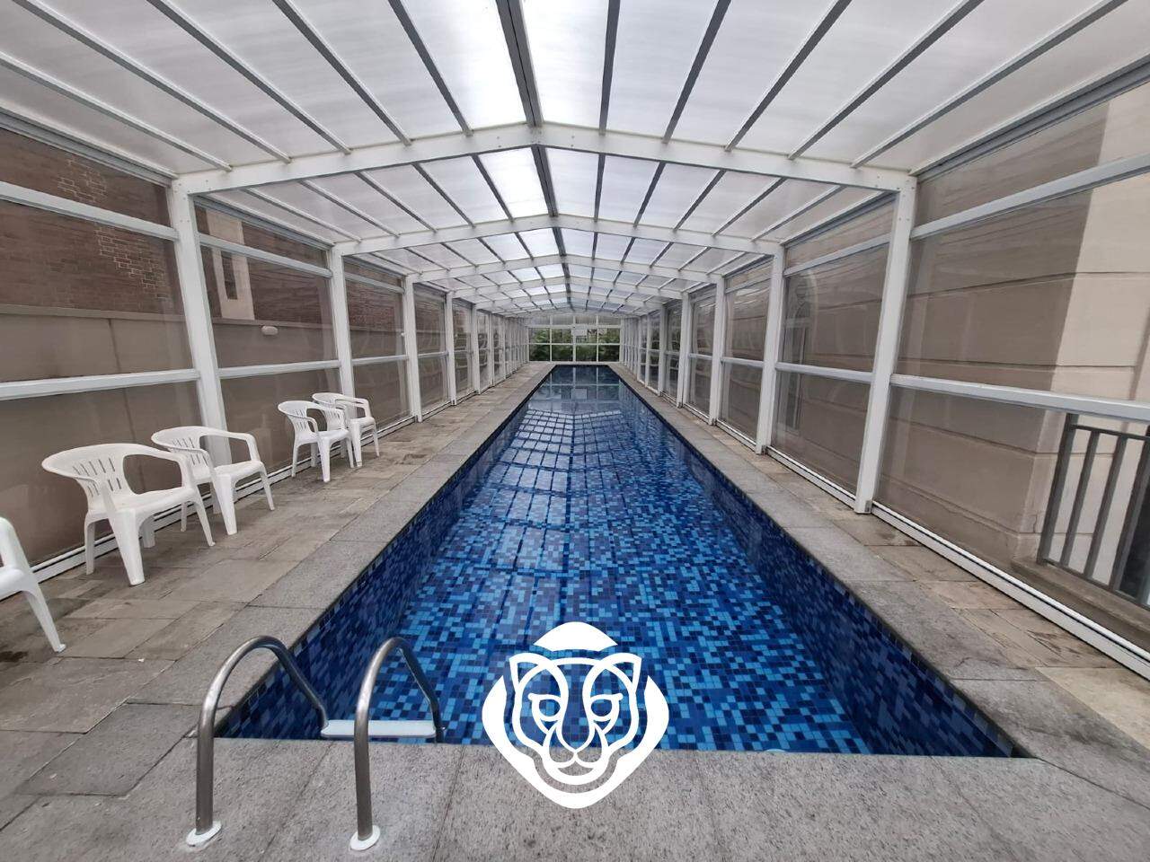 Piscina aquecida e coberta