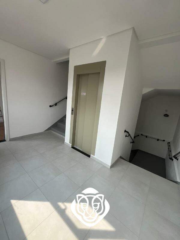 Elevador hall dos apartamentos