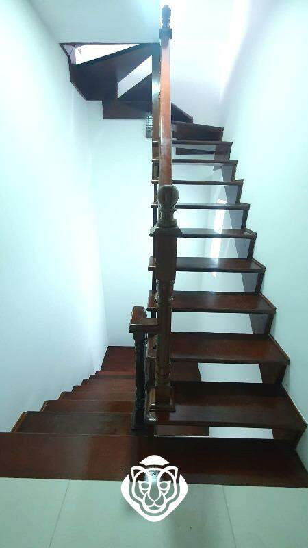 Escada de acesso aos dormitórios