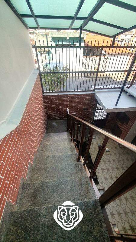 Escada de acesso ao imóvel