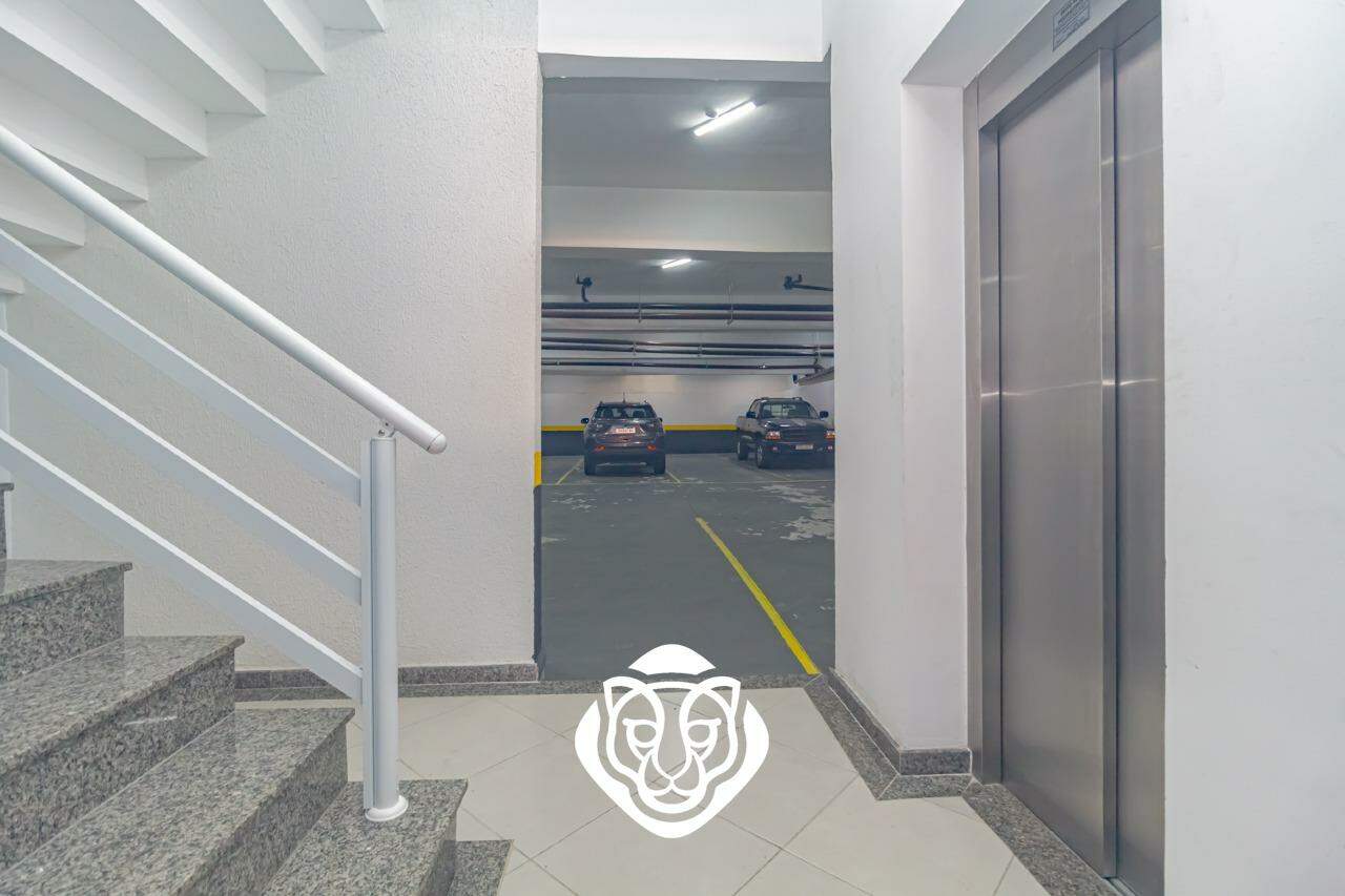 Escada de acesso / Elevador