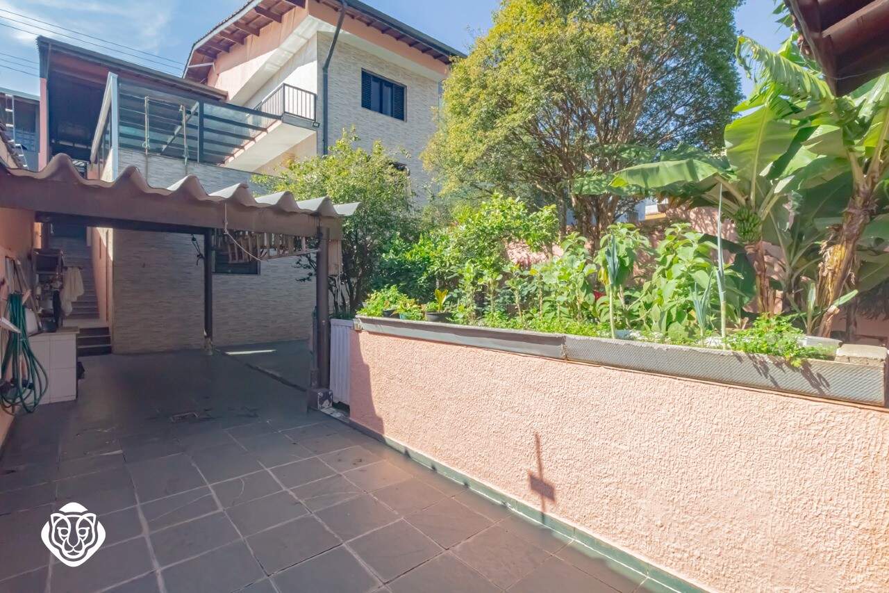 Quintal fundos / Garagem