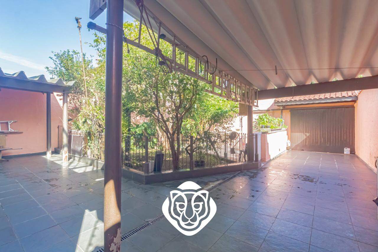 Quintal fundos / Garagem