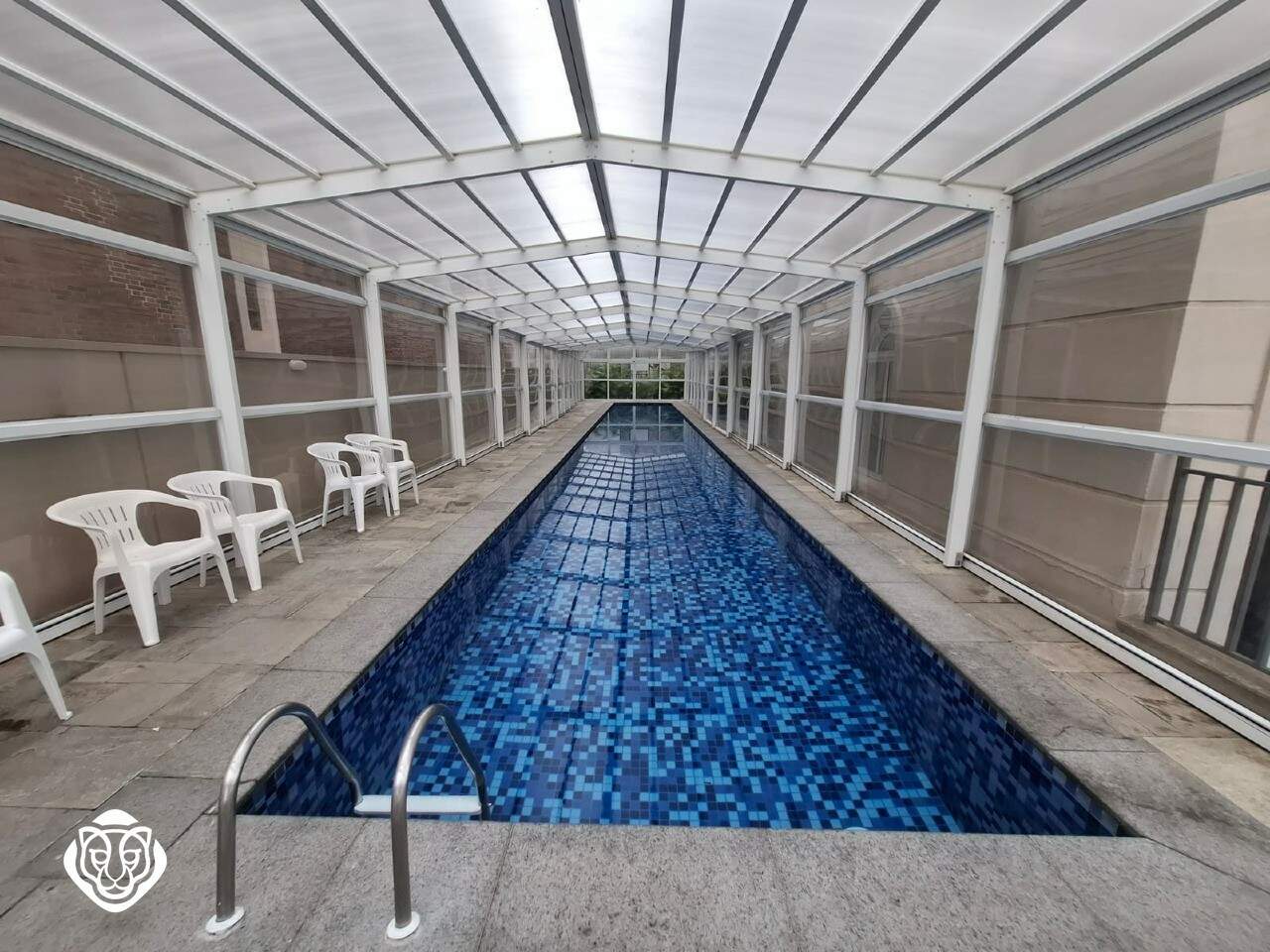 Piscina aquecida e coberta