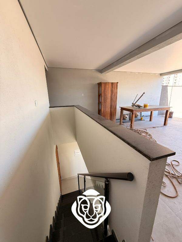 Escada de acesso cobertura 