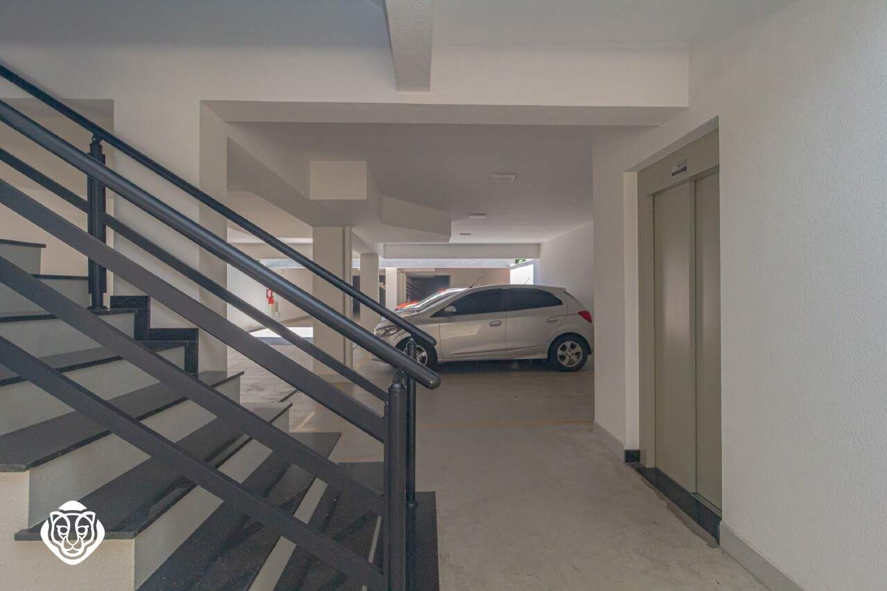 Escada de acesso / Elevador