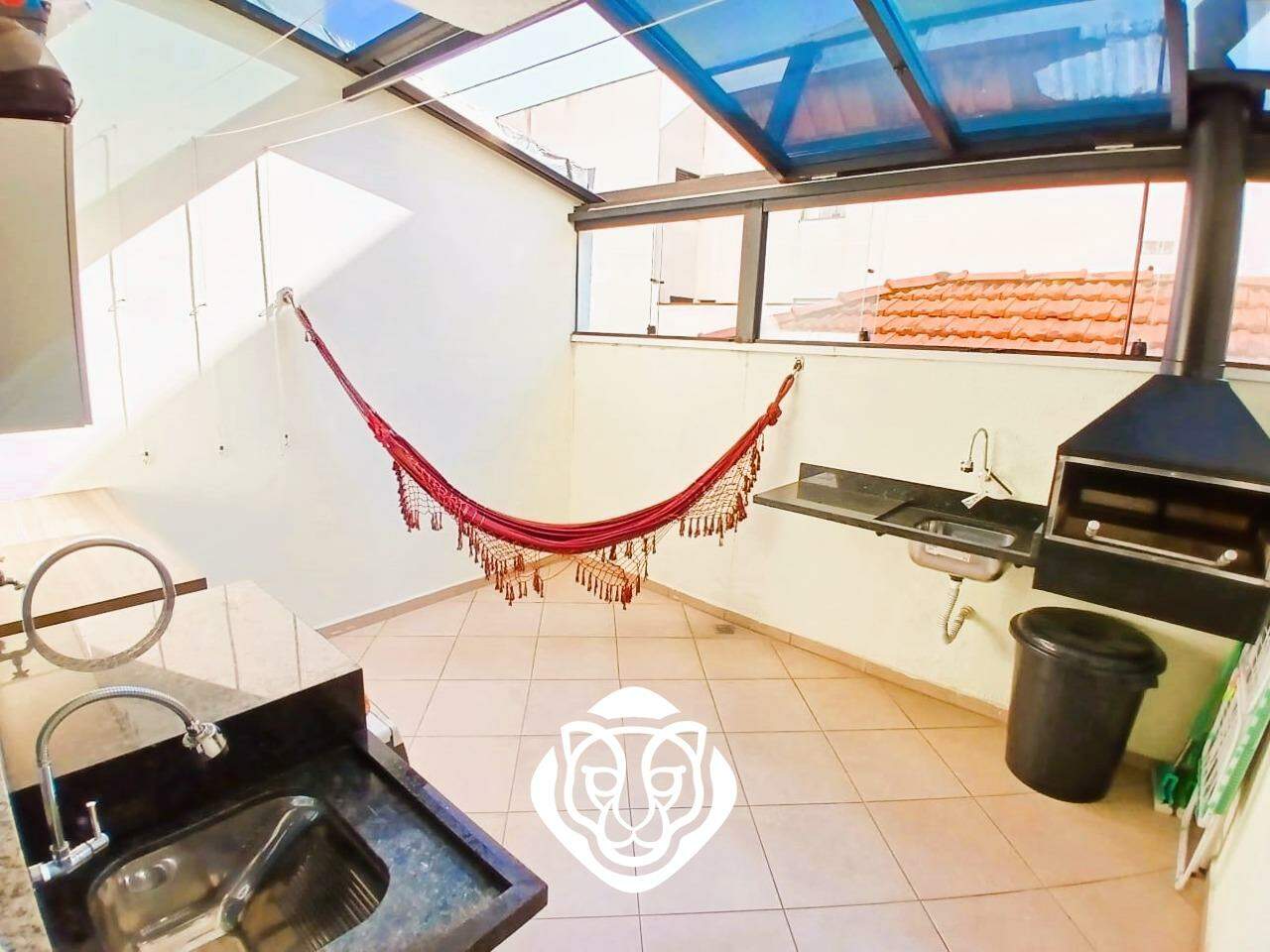 Área de serviço com churrasqueira 