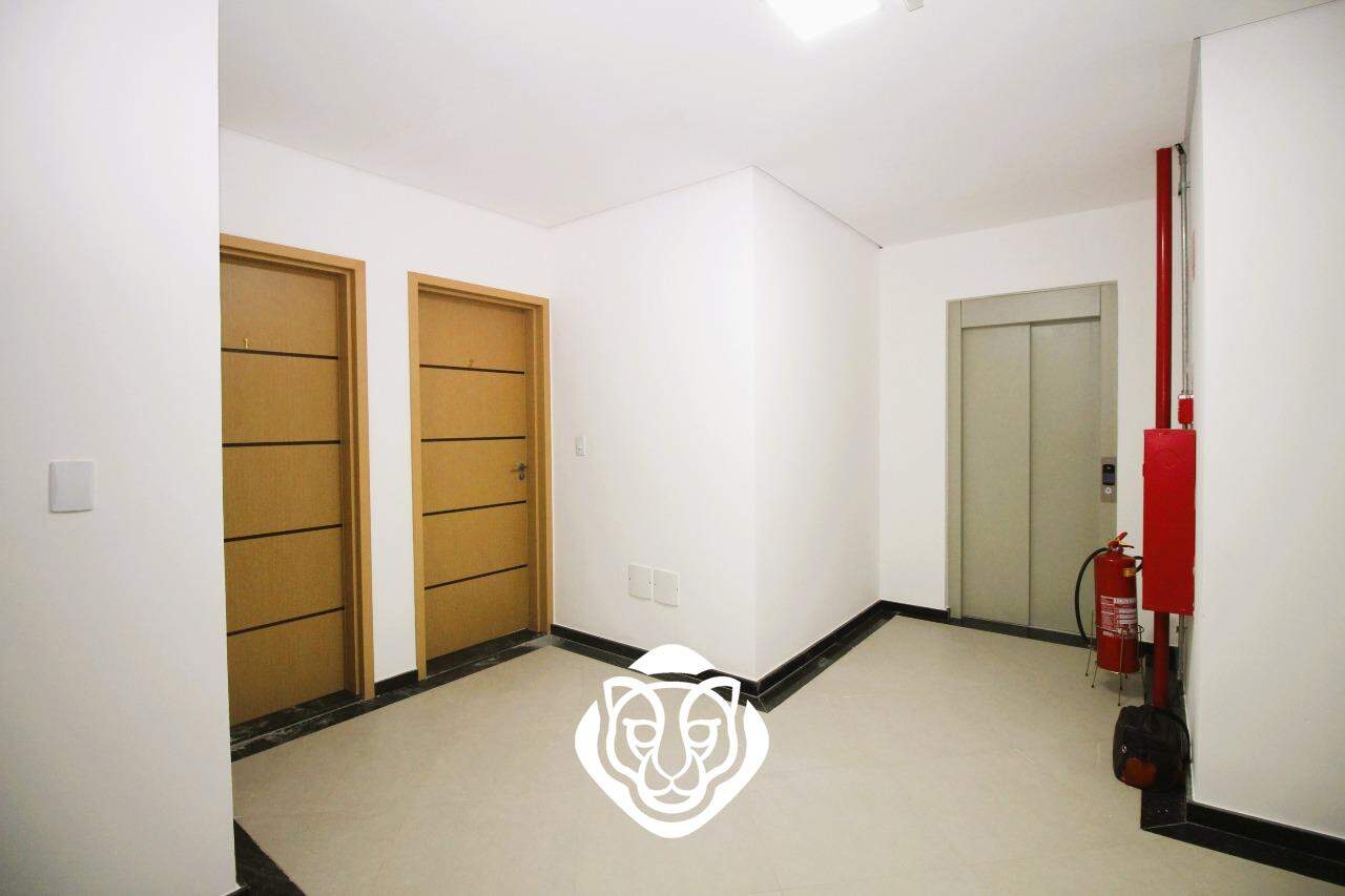 Hall apartamentos e elevador