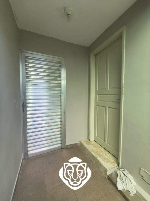 Entrada para Sala e acesso piso superior