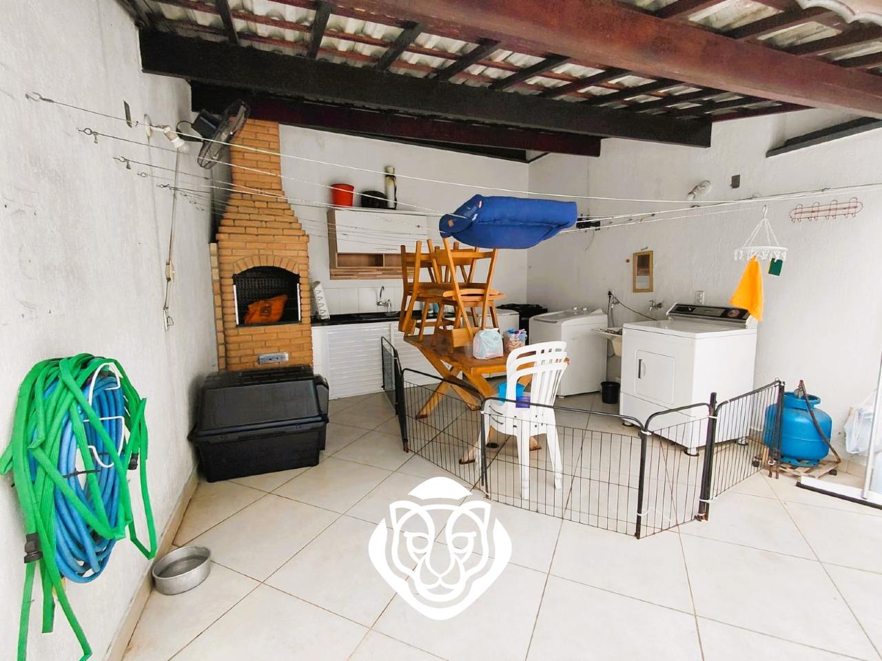 Quintal com churrasqueira